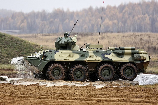 Xe bọc thép chở bộ binh BTR-82 của Bộ Nội vụ Nga trình diễn tại triển lãm.